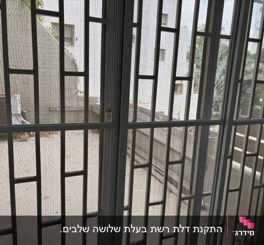 התקנת רשתות הזזה מותאמות מאלומיניום בפתח יציאה למרפסת
